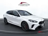 Nuova BMW M135 M Sport 300 CV (220 kW) 2026 Alpin white pastello Utilitaria