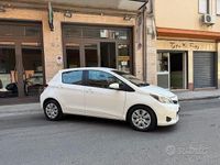 Usata Toyota Yaris Lounge 90 CV (66 kW) 2012 Bianco Berlina