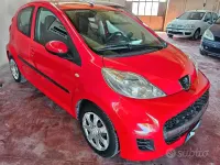 Usata Peugeot 107 Access 68 CV (50 kW) 2011 Rosso Utilitaria