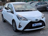 Usata Toyota Yaris Hybrid Cool 73 CV (53 kW) 2017 Bianco Berlina