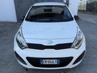 Usata Kia Rio 75 CV (55 kW) 2012 Bianco Berlina
