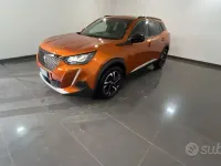 Używany Peugeot 2008 Allure 101 KM (74 kW) 2023 Pomarańczowy SUV