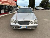 Usata Mercedes E220 Classic 143 CV (105 kW) 2001 Argento Berlina
