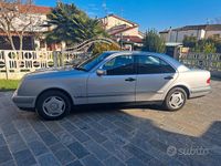 Usata Mercedes E220 150 CV (110 kW) 2000 Grigio Berlina