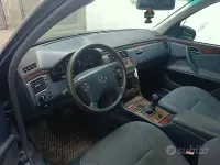 Usata Mercedes E270 116 CV (85 kW) 2001 Blu Berlina