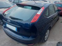 Begagnad Ford Focus 2005 Blå Sedan