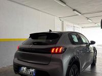 Usata Peugeot 208 GT 101 CV (74 kW) 2023 Grigio Utilitaria