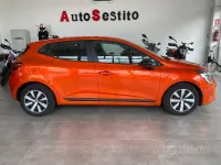 Usata Renault Clio V Techno 101 CV (74 kW) 2023 Arancione Berlina