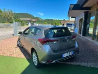 Usata Toyota Auris Hybrid Active 99 CV (72 kW) 2016 Grigio Berlina