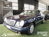 Usata Mercedes E200 Elegance 186 CV (136 kW) 1998 Blu Berlina