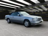 Usado Mercedes E200 136 CV (100 kW) 1995 Gris Descapotable
