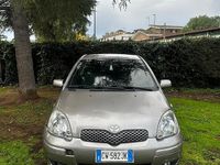 Usata Toyota Yaris Sol 69 CV (50 kW) 2005 Marrone Berlina