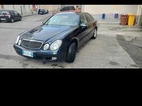 Usata Mercedes E220 150 CV (110 kW) 2004 Blu Berlina