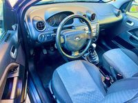 Usata Ford Fiesta Ambiente 75 CV (55 kW) 2004 Marrone Utilitaria