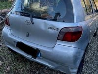 Usata Toyota Yaris Sol 68 CV (50 kW) 1999 Grigio Utilitaria