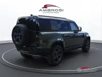 Usata Land Rover Defender SE Dynamic 200 CV (147 kW) 2026 Verde SUV
