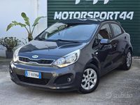 Usado Kia Rio 75 HP (55 kW) 2014 Cinzento Sedan