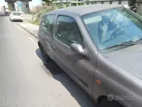 Usata Renault Clio II 65 CV (47 kW) 2001 Grigio Berlina