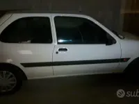 Usata Ford Fiesta 75 CV (55 kW) 2001 Bianco Utilitaria