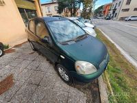 Usata Toyota Yaris Sol 74 CV (54 kW) 2002 Verde Berlina