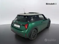 Usata Mini Cooper Favoured 114 kW (156 CV) 2025 British green met Utilitaria