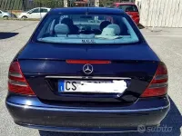 Usata Mercedes E270 122 CV (89 kW) 2004 Blu Berlina