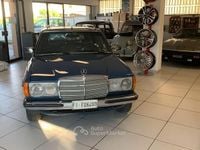 Usado Mercedes E240 72 CV (52 kW) 1981 Azul Familiar