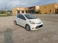 Usata Toyota Aygo Connect Style 68 CV (50 kW) 2012 Bianco Utilitaria