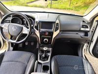 Usata Ssangyong (KGM) Tivoli 128 CV (94 kW) 2016 Bianco SUV