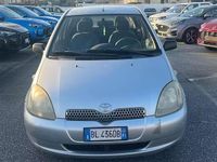 Usata Toyota Yaris 67 CV (49 kW) 2000 Argento Utilitaria