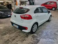 Usata Kia Rio 83 CV (61 kW) 2015 Bianco Berlina