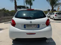 Usata Peugeot 208 68 CV (50 kW) 2012 Bianco Utilitaria