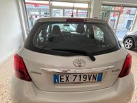Usata Toyota Yaris Lounge 69 CV (50 kW) 2015 Bianco Berlina