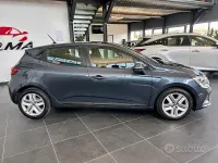 Używany Renault Clio V Business 91 KM (66 kW) 2021 Niebieski Sedan/Limuzyna