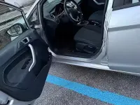 Usado Ford Fiesta 82 HP (60 kW) 2011 Cinzento Sedan