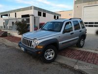 Usata Jeep Cherokee Sport 163 CV (119 kW) 2006 Argento SUV