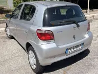 Usata Toyota Yaris 68 CV (50 kW) 2003 Argento Berlina