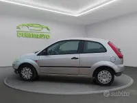 Usata Ford Fiesta Ghia 68 CV (50 kW) 2004 Grigio Utilitaria