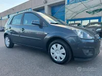 Usata Ford Fiesta Ghia 75 CV (55 kW) 2008 Bluazzurro Utilitaria