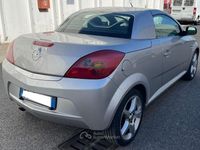 Usata Opel Tigra Sport 90 CV (66 kW) 2007 Argento metallizzato Cabrio