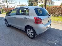 Usata Toyota Yaris Sol 69 CV (50 kW) 2007 Grigio Utilitaria