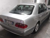 Usata Mercedes E270 Elegance 170 CV (125 kW) 2000 Grigio Berlina