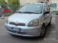 Usata Toyota Yaris Sol 86 CV (63 kW) 2001 Grigio Berlina