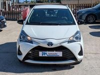 Usata Toyota Yaris Hybrid Cool 72 CV (52 kW) 2018 Bianco Berlina