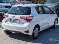 Usata Toyota Yaris Hybrid Cool 72 CV (52 kW) 2018 Bianco Berlina