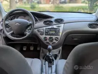 Usata Ford Focus Zetec 101 CV (74 kW) 2004 Grigio Berlina