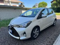 Usata Toyota Yaris Hybrid Active 73 CV (53 kW) 2016 Bianco Berlina
