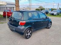 Usata Toyota Yaris 67 CV (49 kW) 2002 Verde Berlina