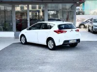 Usata Toyota Auris Hybrid 99 CV (72 kW) 2014 Bianco Berlina