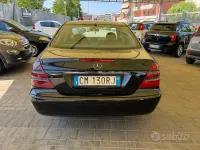 Usata Mercedes E220 Classic 150 CV (110 kW) 2004 Nero Berlina